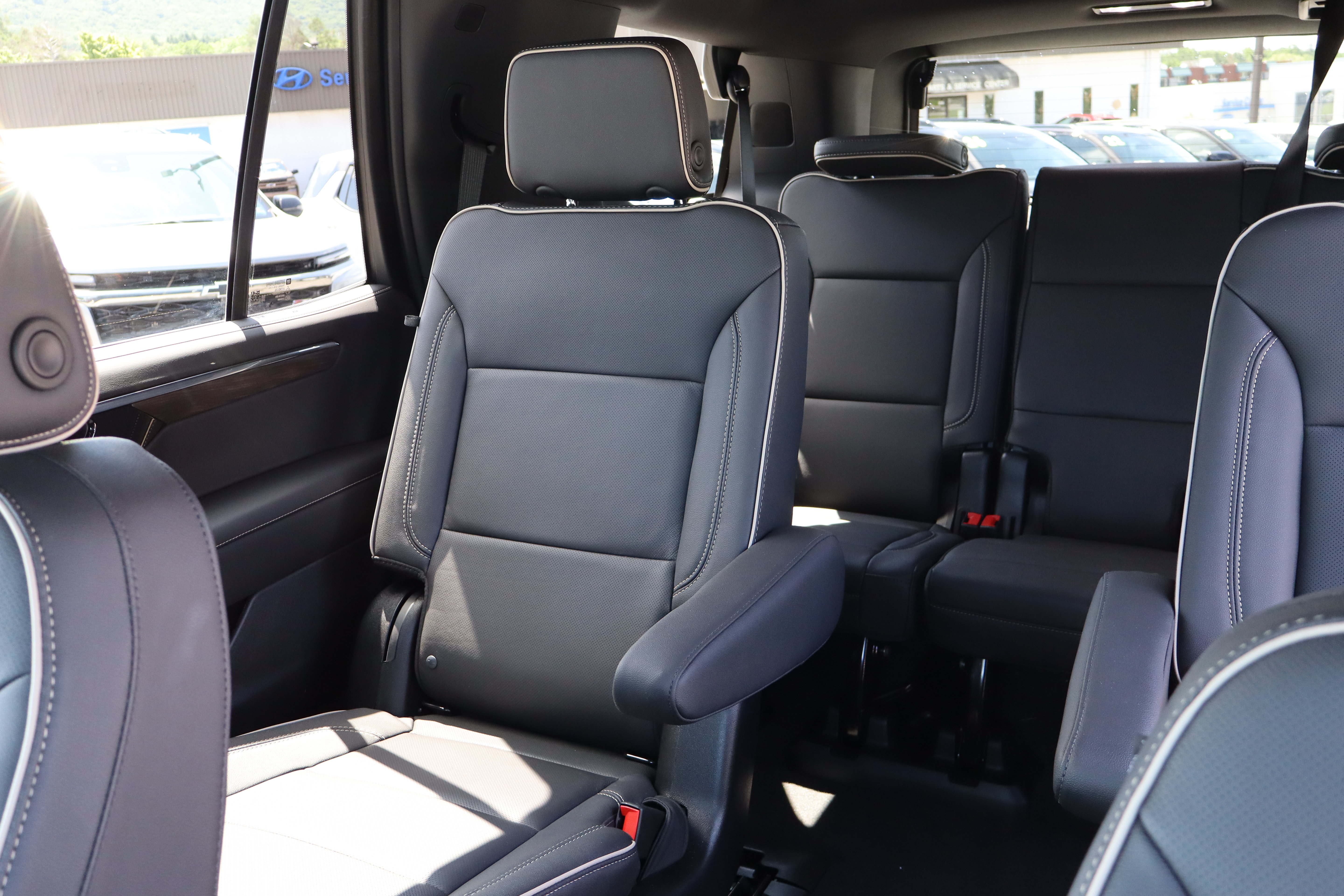 Used 2025 Chevrolet Tahoe Premier w/ LPO, Illumination Package AWD/4WD image 14