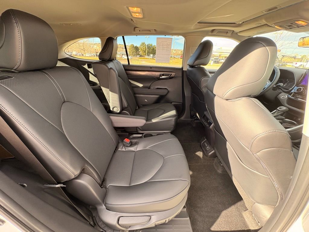 Used 2026 Toyota Highlander Limited image 29