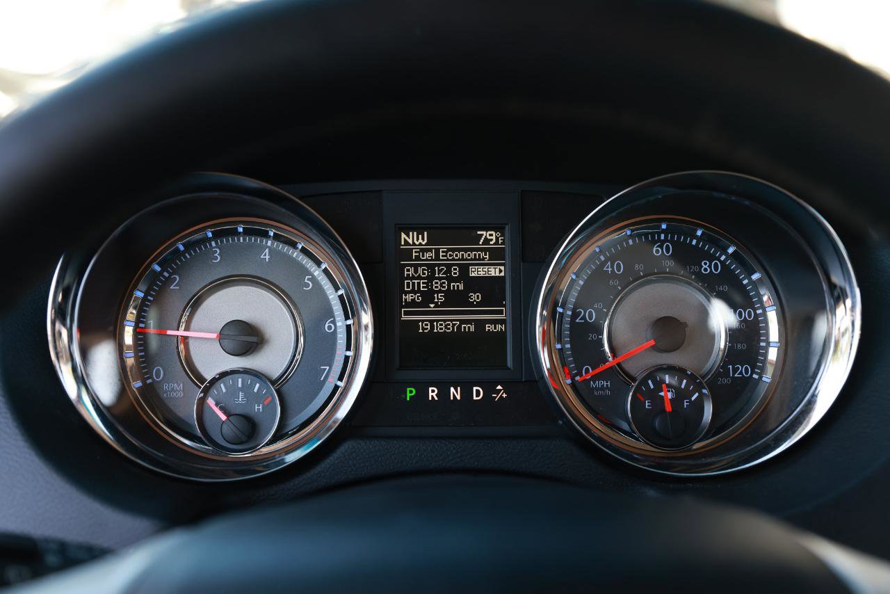 Used 2014 Chrysler Town & Country Touring FWD image 32