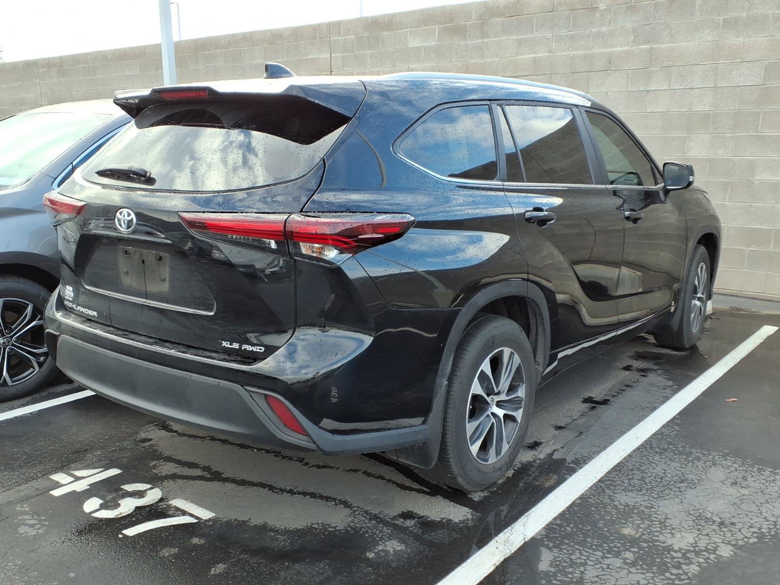 Used 2024 Toyota Highlander XLE AWD/4WD image 4