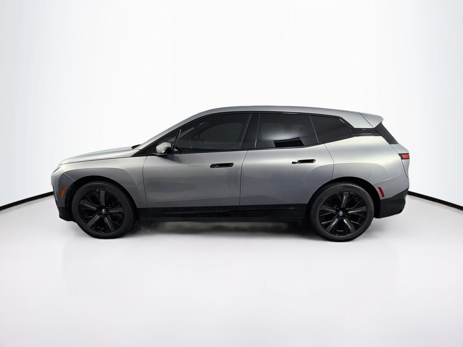 Certified 2024 BMW iX xDrive50 w/ Premium Package AWD/4WD image 4