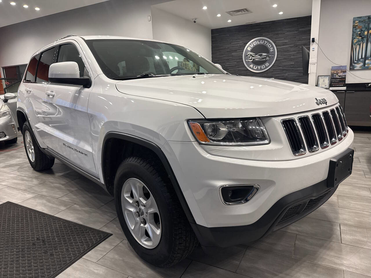Used 2016 Jeep Grand Cherokee Laredo w/ Quick Order Package 23E AWD/4WD image 4