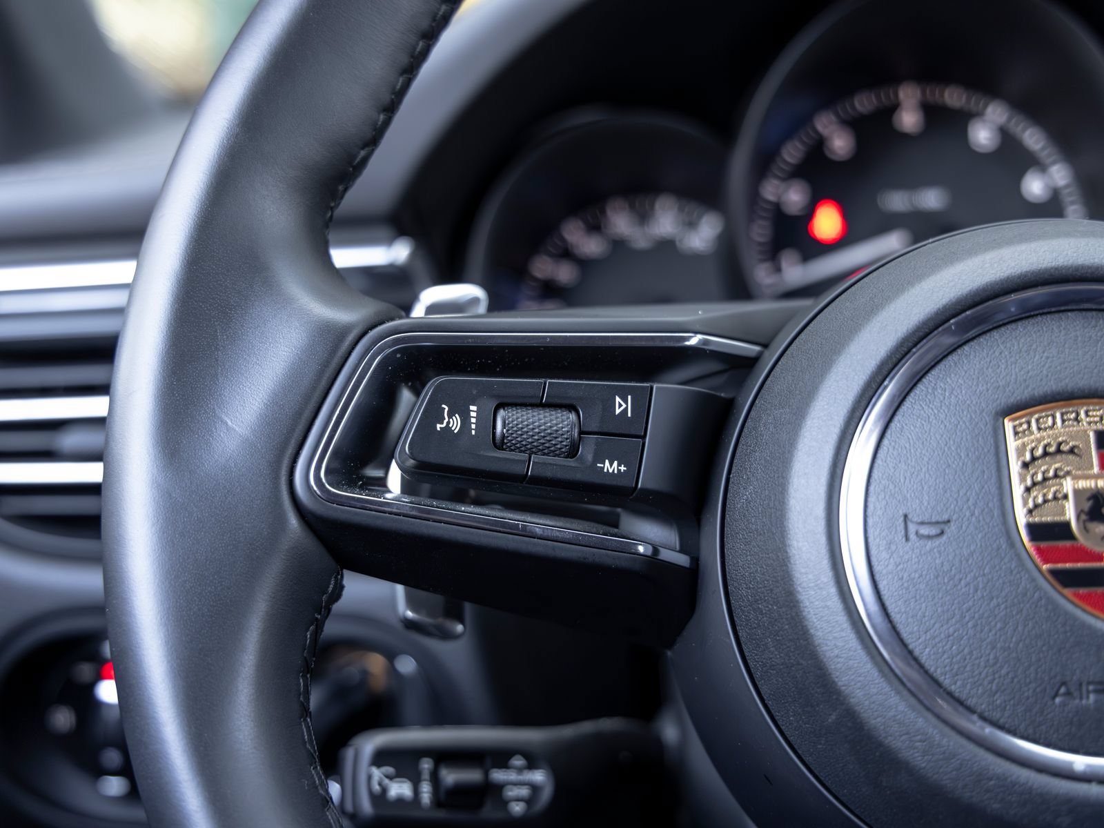 Certified 2026 Porsche Macan AWD/4WD image 30