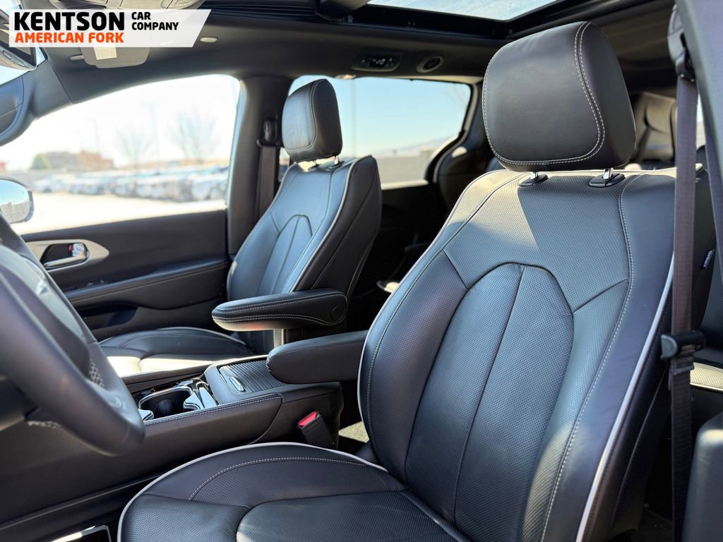 Used 2026 Chrysler Pacifica Limited image 36