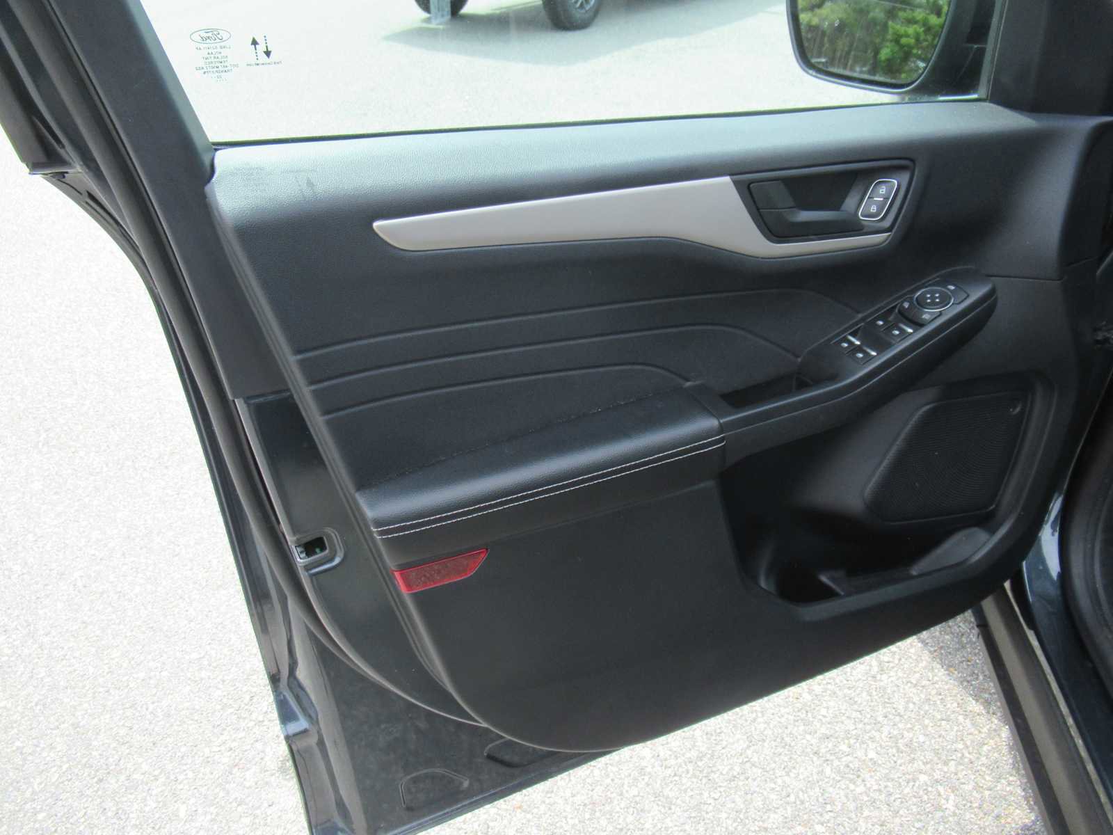 Used 2022 Ford Escape SE w/ SE Sport Appearance Package image 24