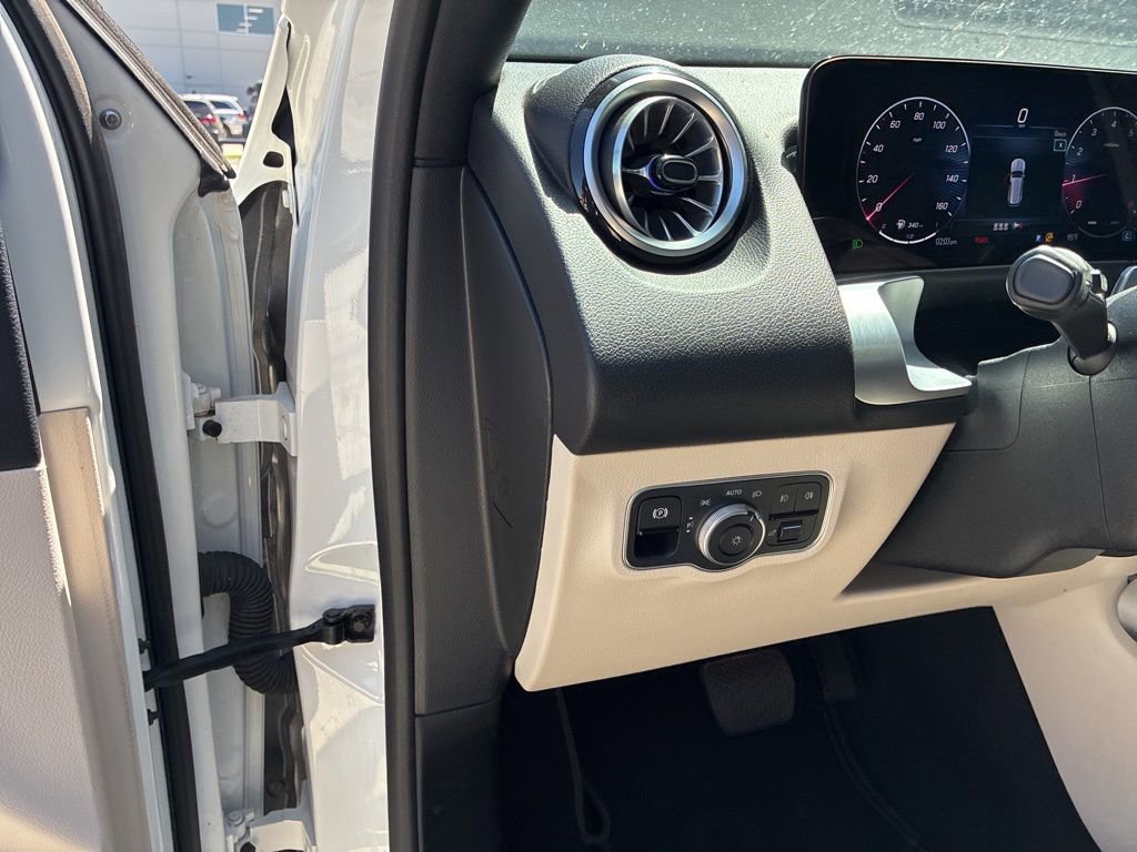Used 2025 Mercedes-Benz GLB 250 image 16