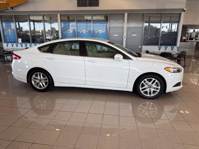 Used 2014 Ford Fusion SE FWD image 2