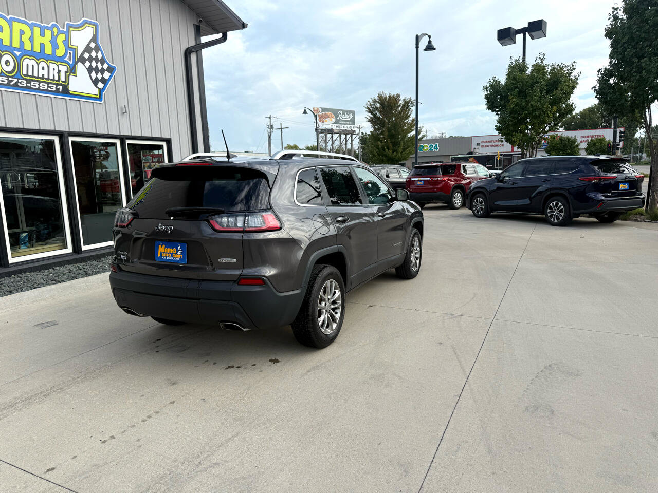 Used 2019 Jeep Cherokee Latitude Plus w/ Comfort/Convenience Group image 6
