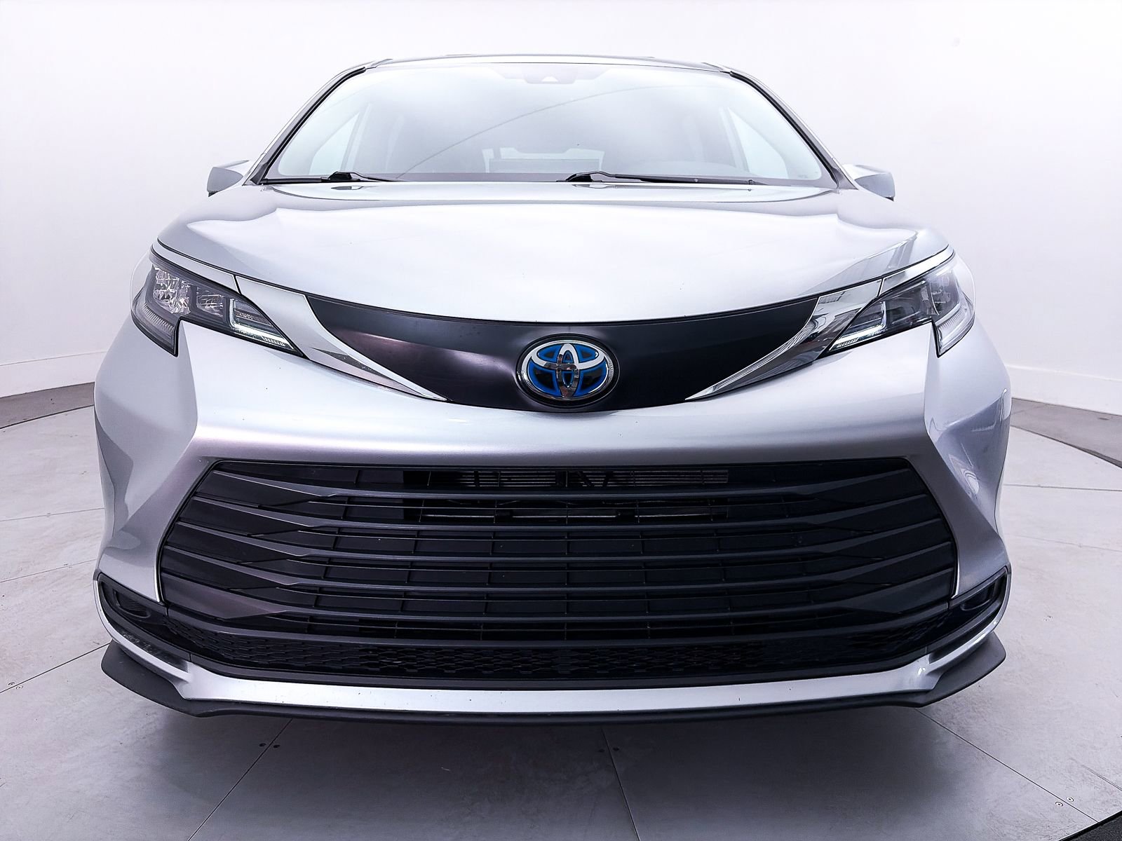 Used 2025 Toyota Sienna XLE FWD image 12