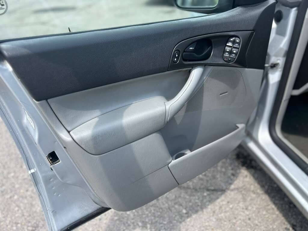 Used 2006 Ford Focus SE FWD image 10