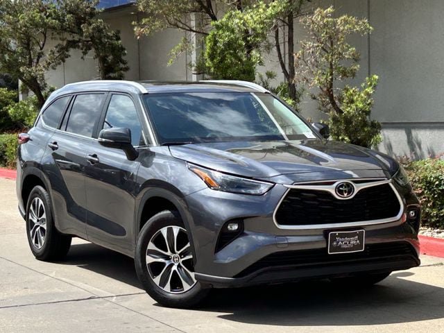 Used 2023 Toyota Highlander XLE FWD image 2