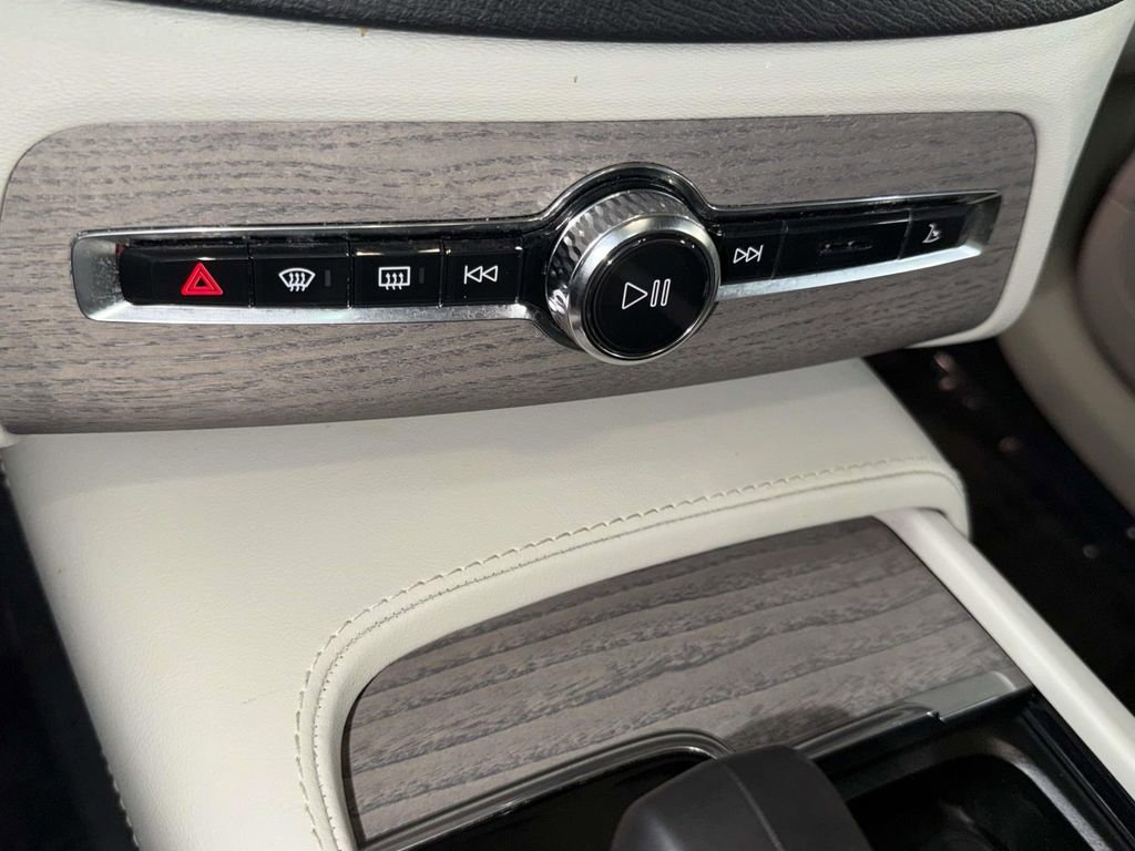 Used 2024 Volvo XC90 B6 Plus image 25