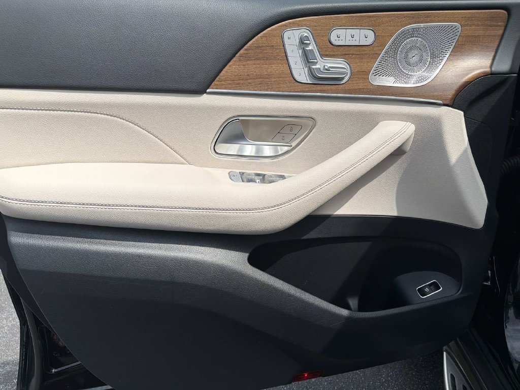 Used 2025 Mercedes-Benz GLS 450 4MATIC w/ AMG Line Exterior image 10