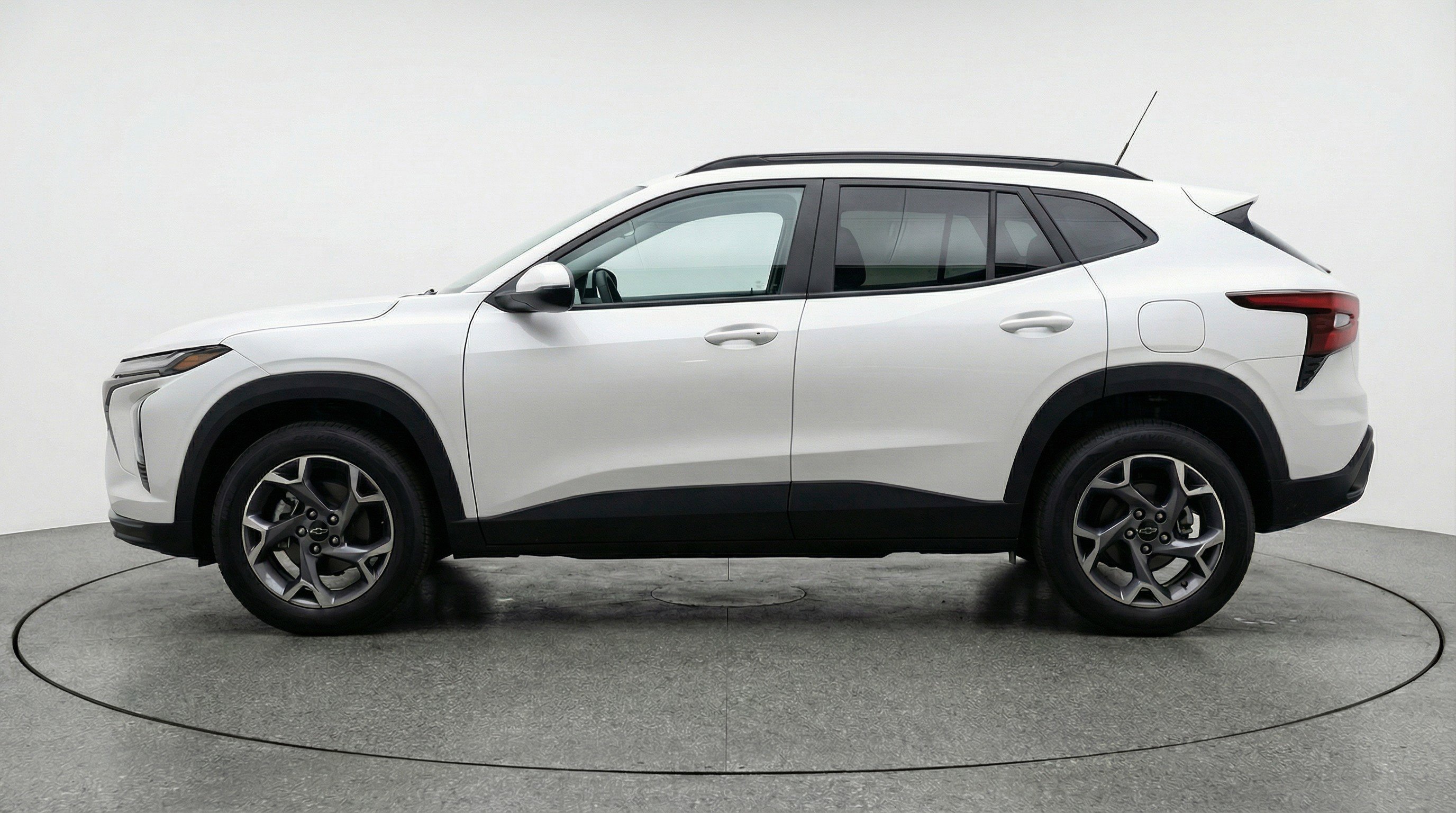 Used 2025 Chevrolet Trax LT FWD image 5