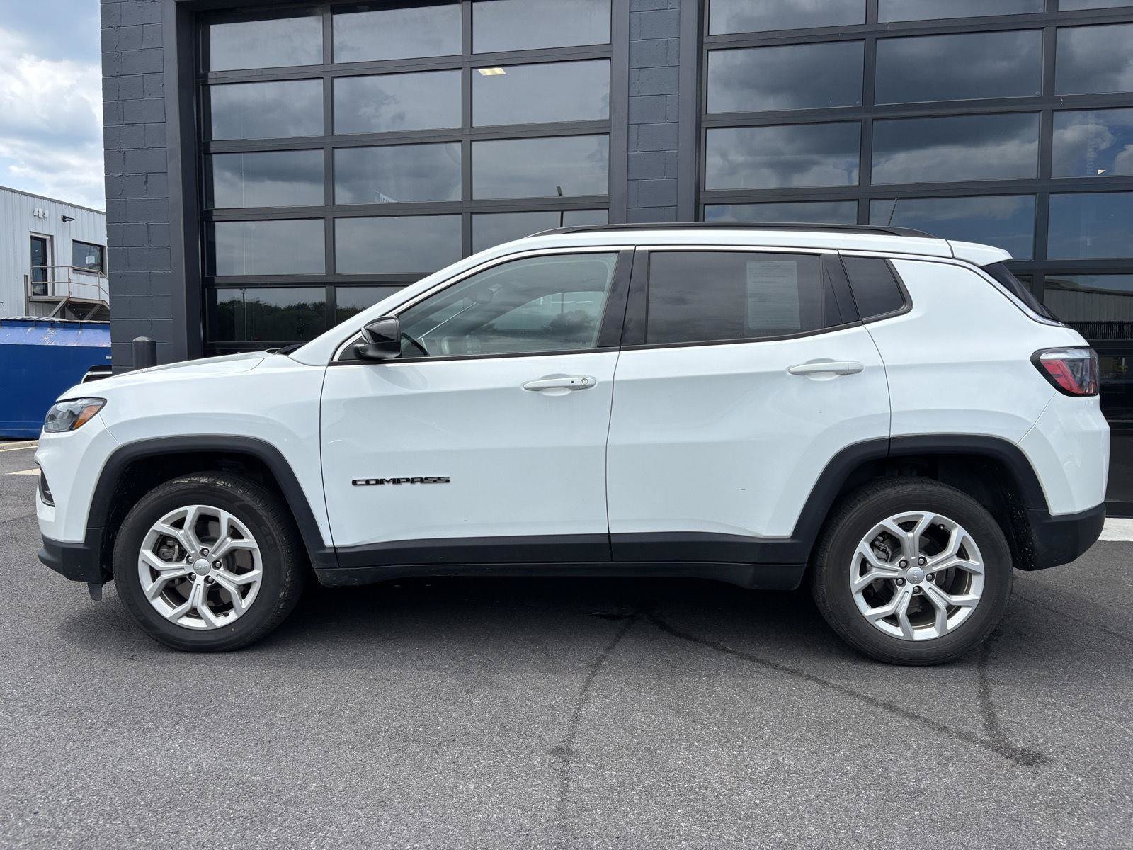 Used 2024 Jeep Compass Latitude AWD/4WD image 4