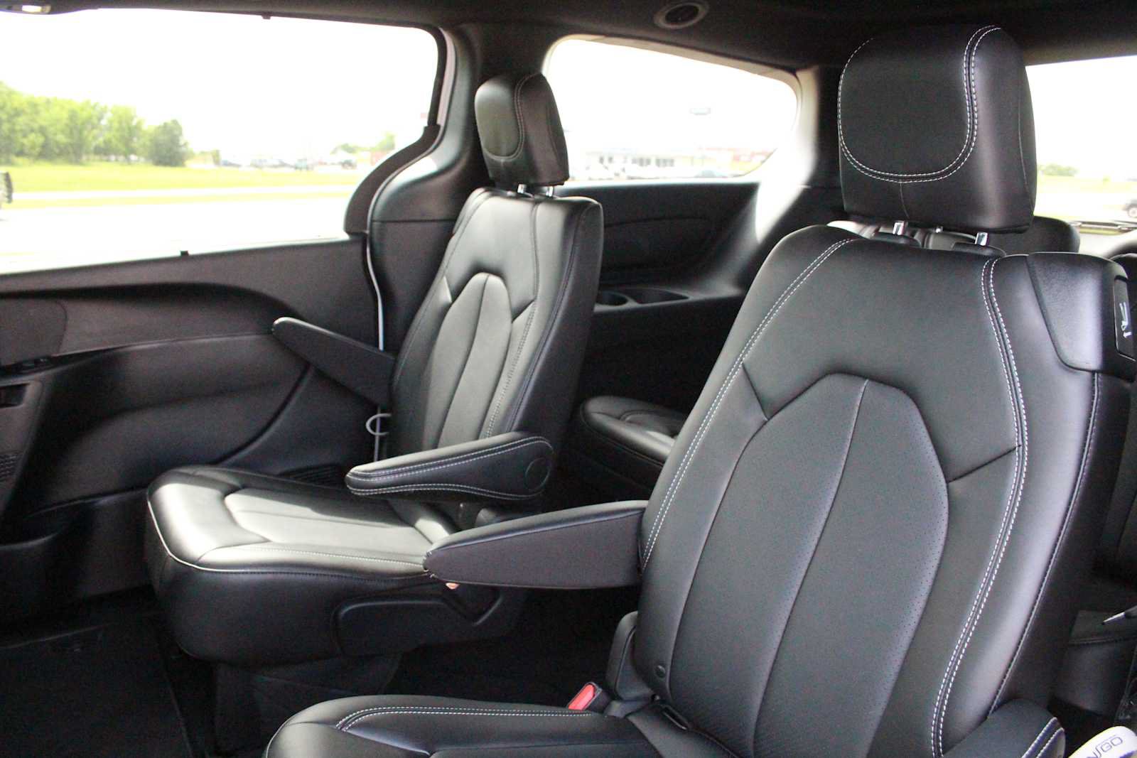New 2025 Chrysler Pacifica Select AWD/4WD image 24