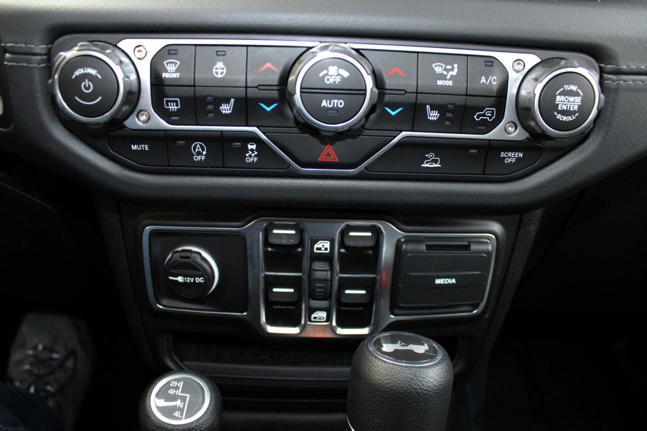 Used 2025 Jeep Wrangler Sahara image 27