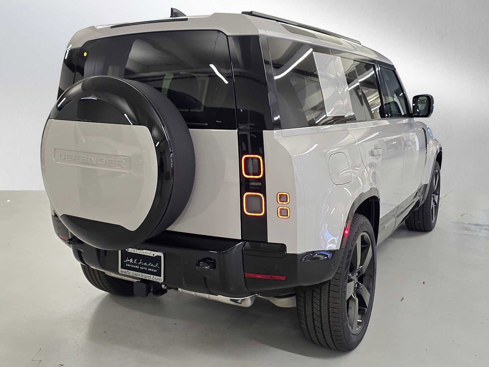 New 2026 Land Rover Defender 110 X-Dynamic SE AWD/4WD image 5