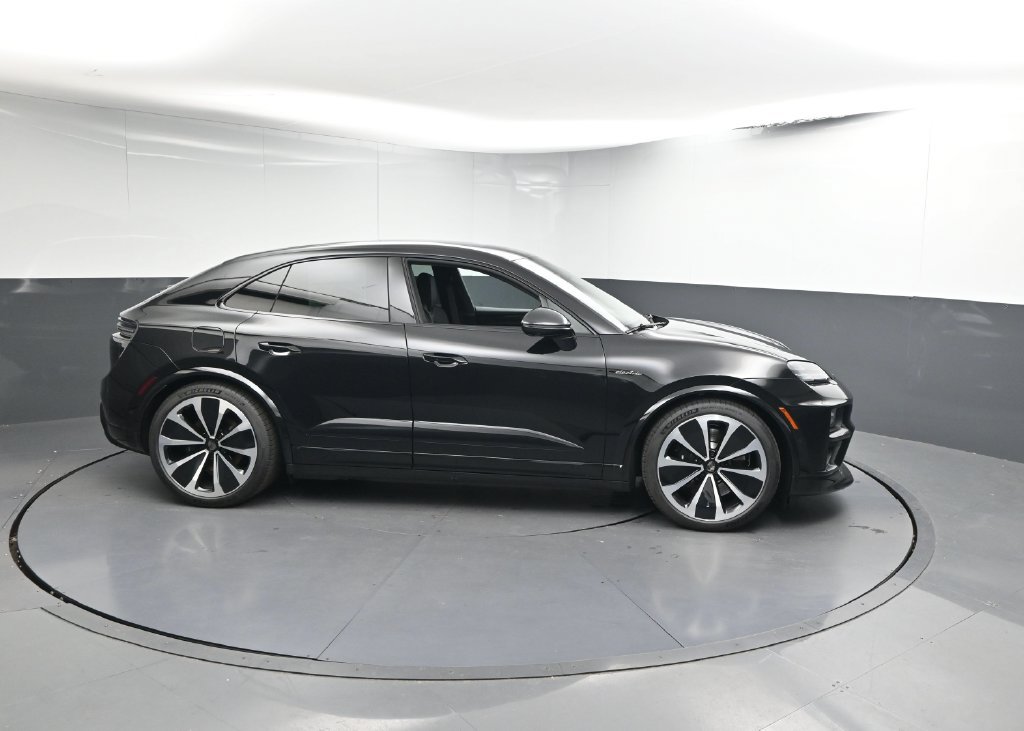 Certified 2025 Porsche Macan Turbo Electric AWD/4WD image 27