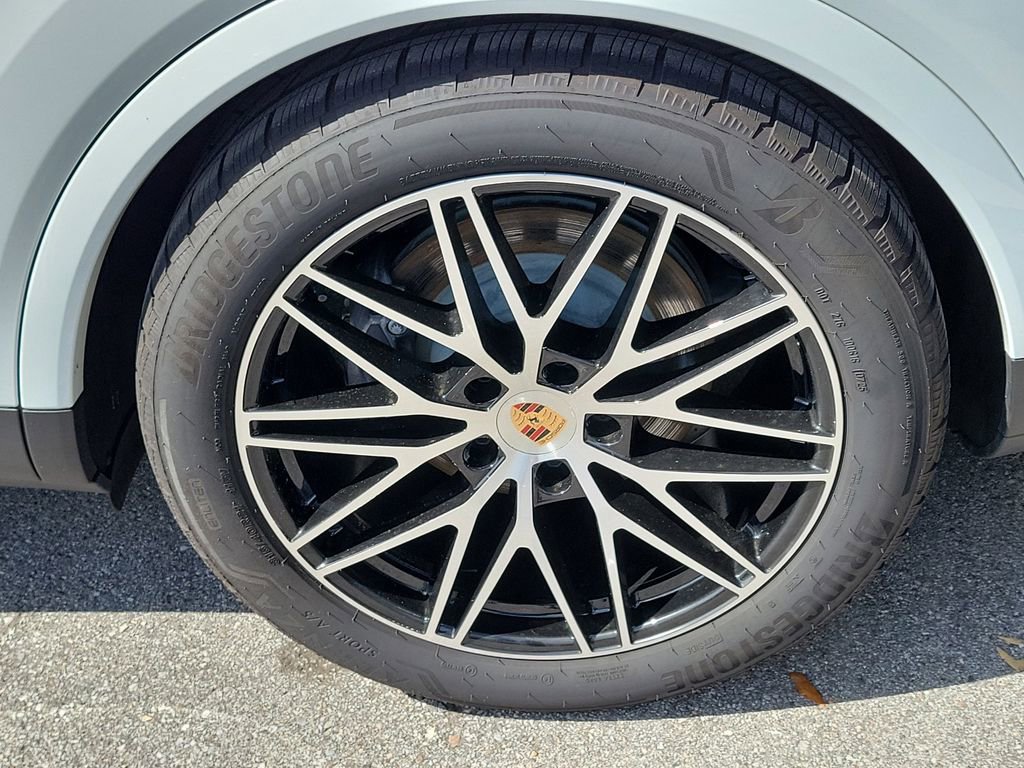 Certified 2025 Porsche Cayenne image 11