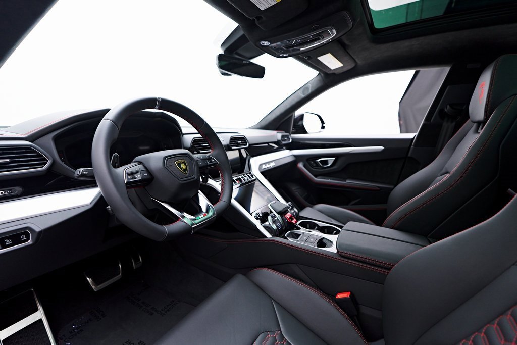 Used 2022 Lamborghini Urus image 2