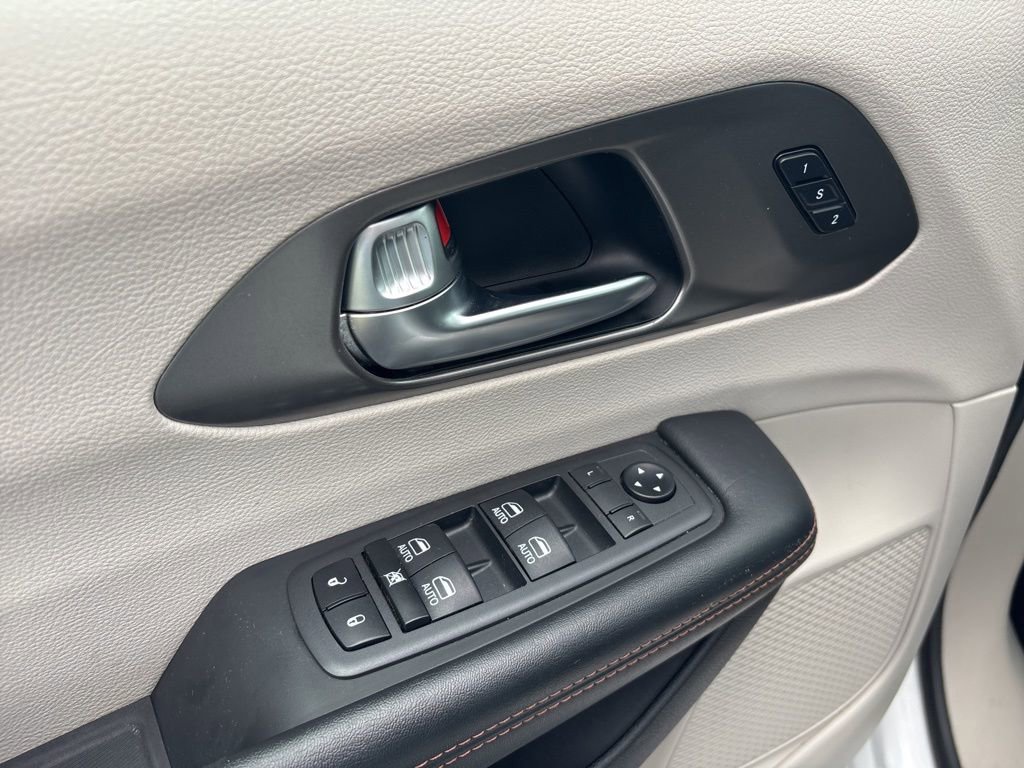 Used 2020 Chrysler Pacifica Touring-L Plus image 19