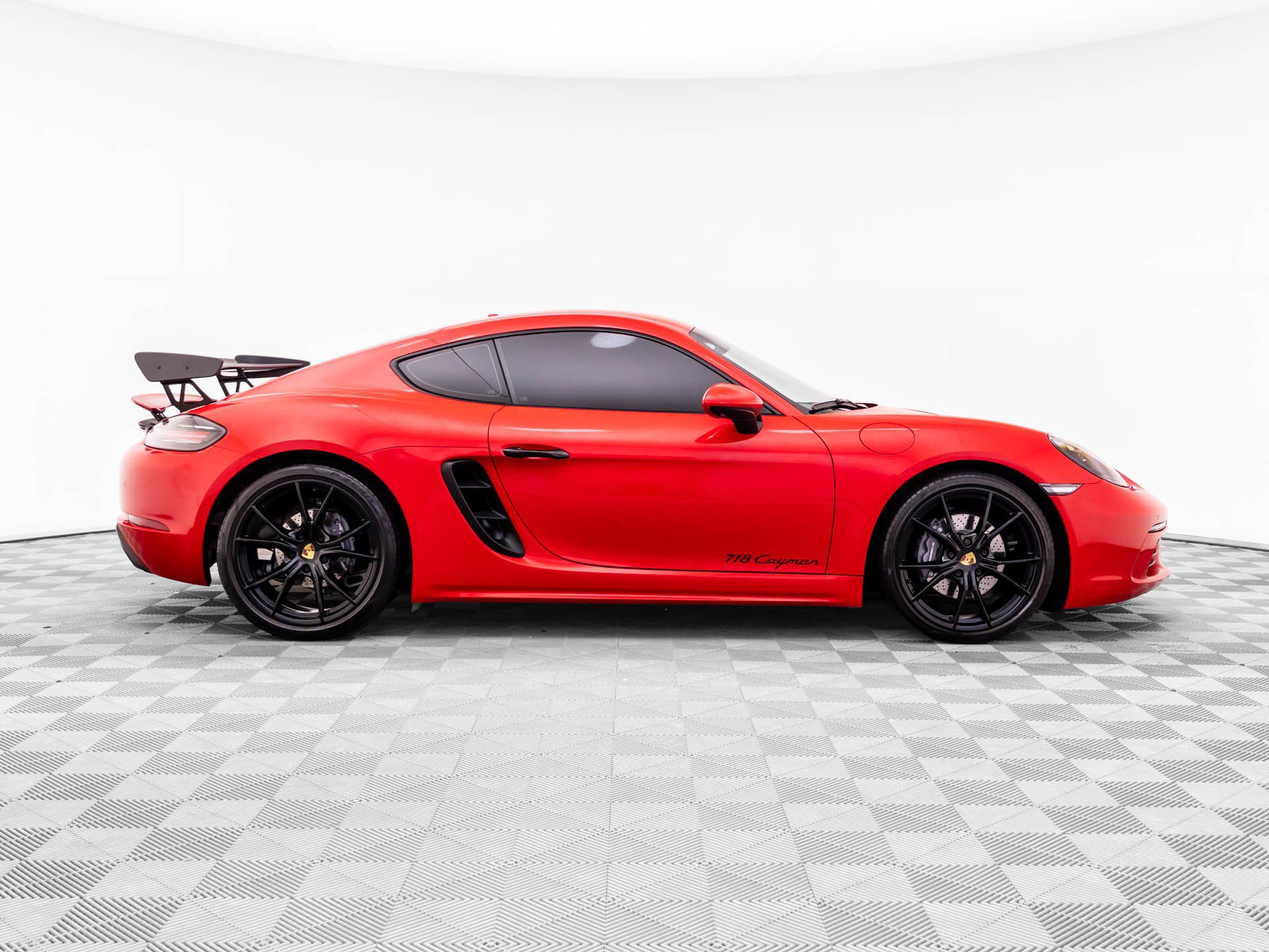 Used 2024 Porsche 718 Cayman RWD image 7