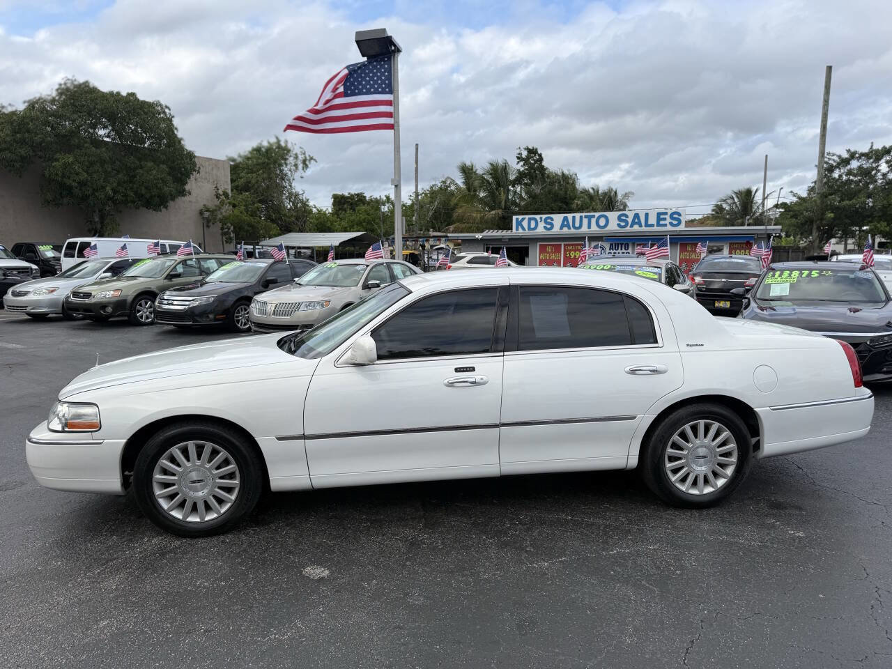 Used 2003 Lincoln Town Car Signature image 3