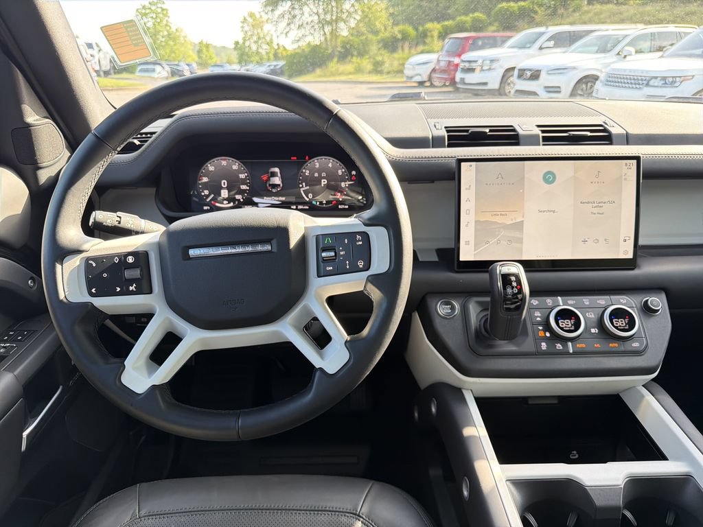 Used 2025 Land Rover Defender 110 X-Dynamic SE AWD/4WD image 4