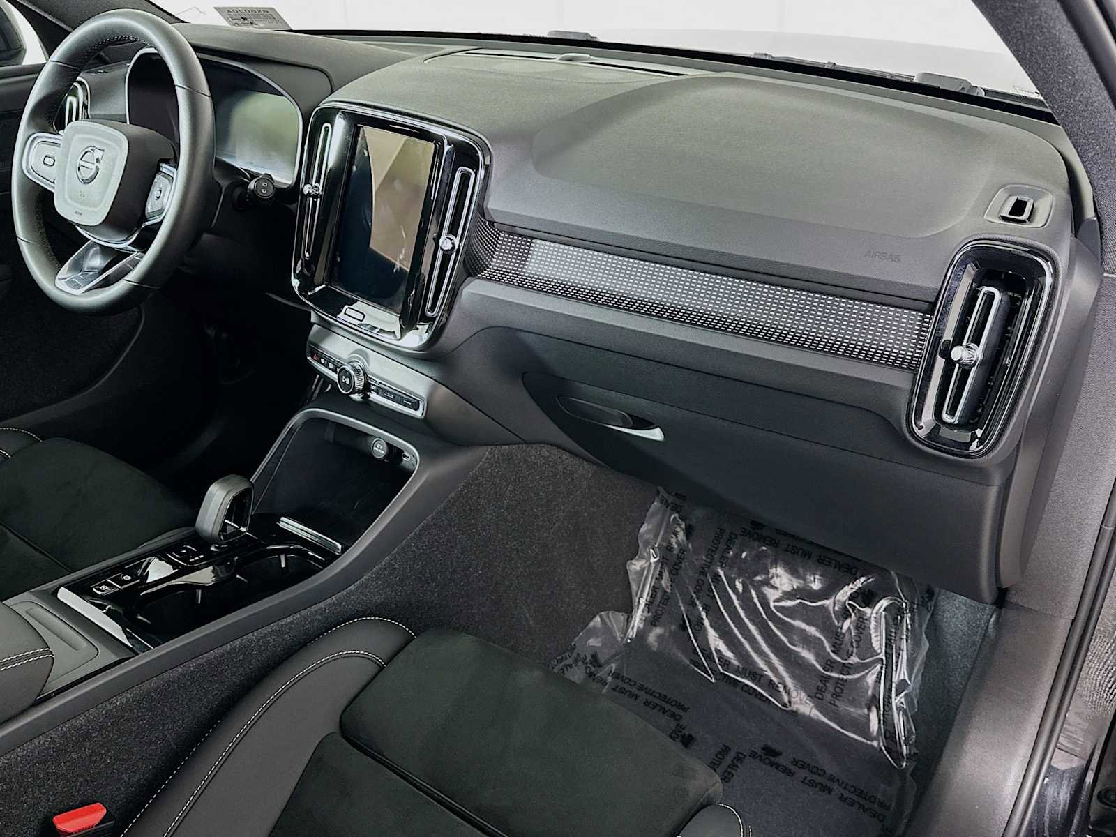 Certified 2023 Volvo XC40 B5 Plus w/ Climate Package image 28