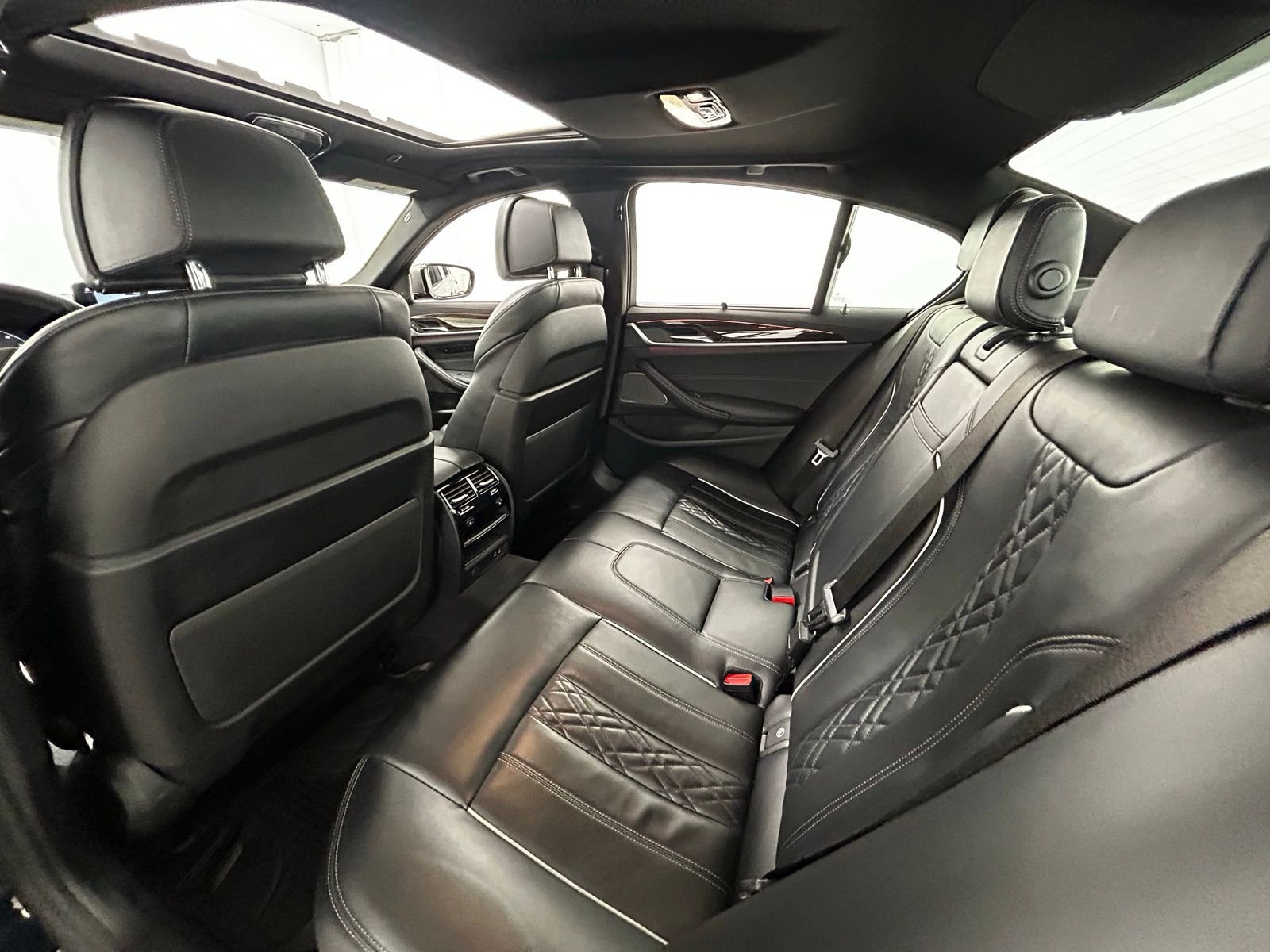 Used 2021 BMW M550i xDrive w/ Executive Package image 34