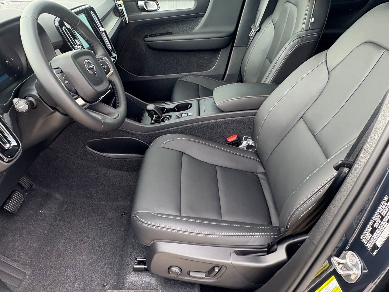 New 2026 Volvo XC40 B5 Core w/ Climate Package image 18