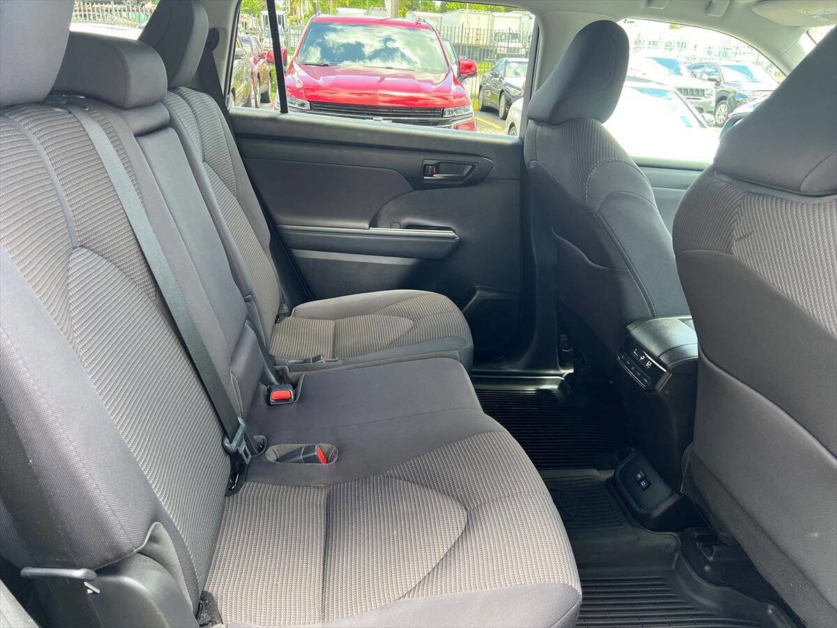 Used 2022 Toyota Highlander LE image 9