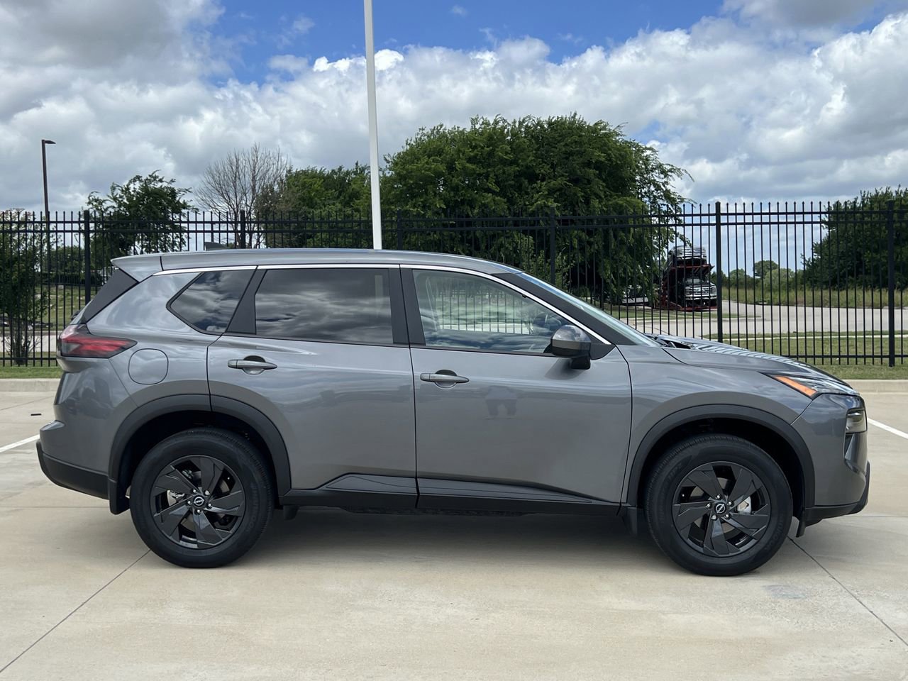 Used 2026 Nissan Rogue SV AWD/4WD image 3