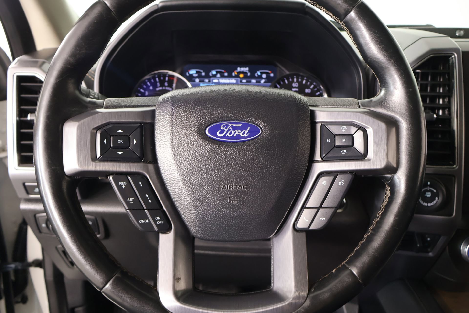 Used 2021 Ford Expedition Platinum image 3