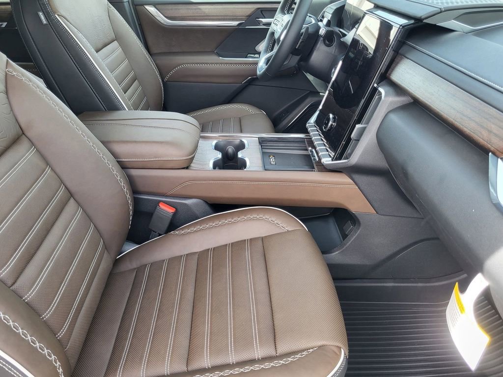 New 2026 GMC Acadia Denali Ultimate w/ LPO, Floor Liner Package AWD/4WD image 10