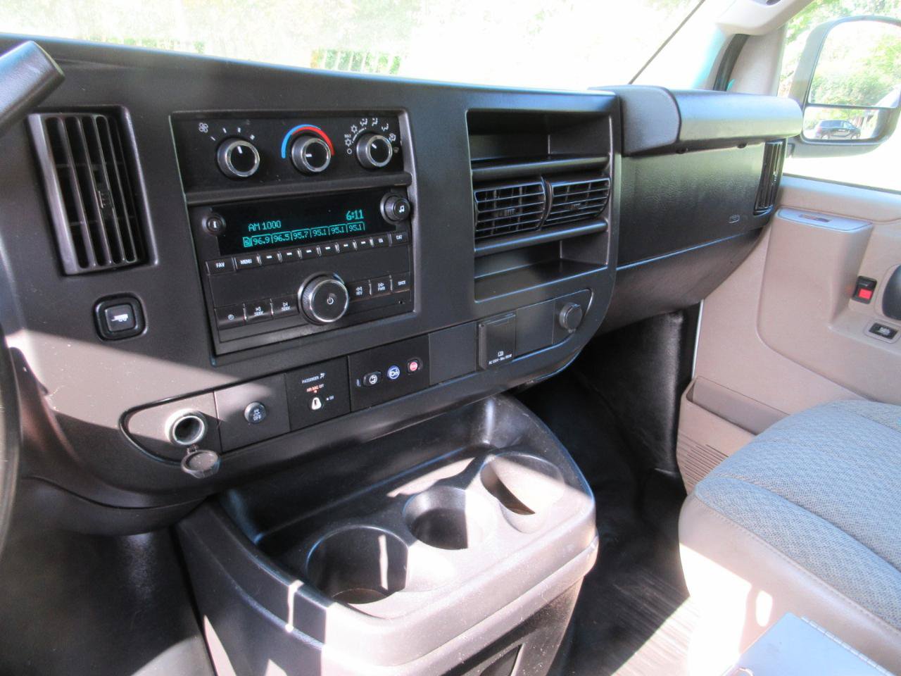 Used 2017 Chevrolet Express 3500 RWD image 33