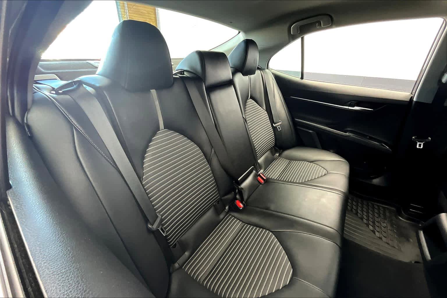 Used 2020 Toyota Camry SE FWD image 18