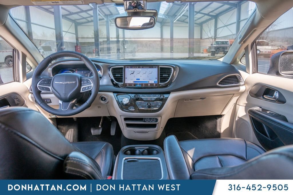 Used 2023 Chrysler Pacifica Touring-L FWD image 3