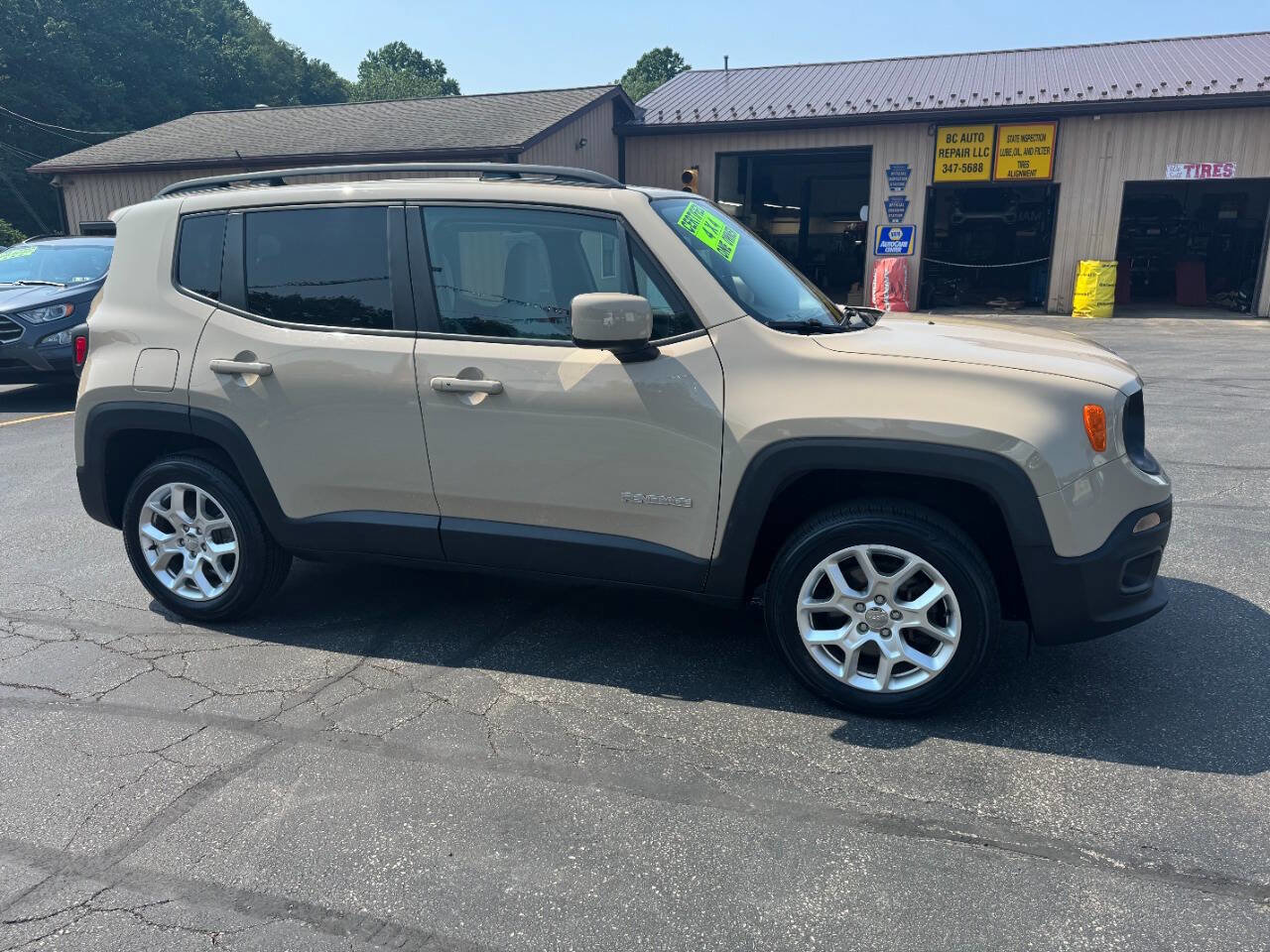 Used 2016 Jeep Renegade Latitude image 2