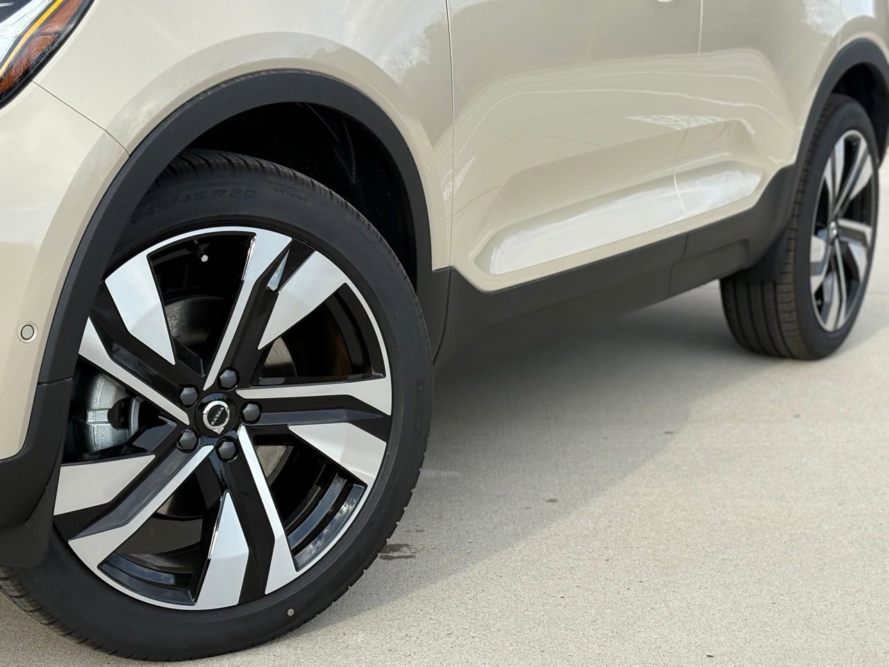 New 2026 Volvo XC40 B5 Plus w/ Protection Package Premier AWD/4WD image 9