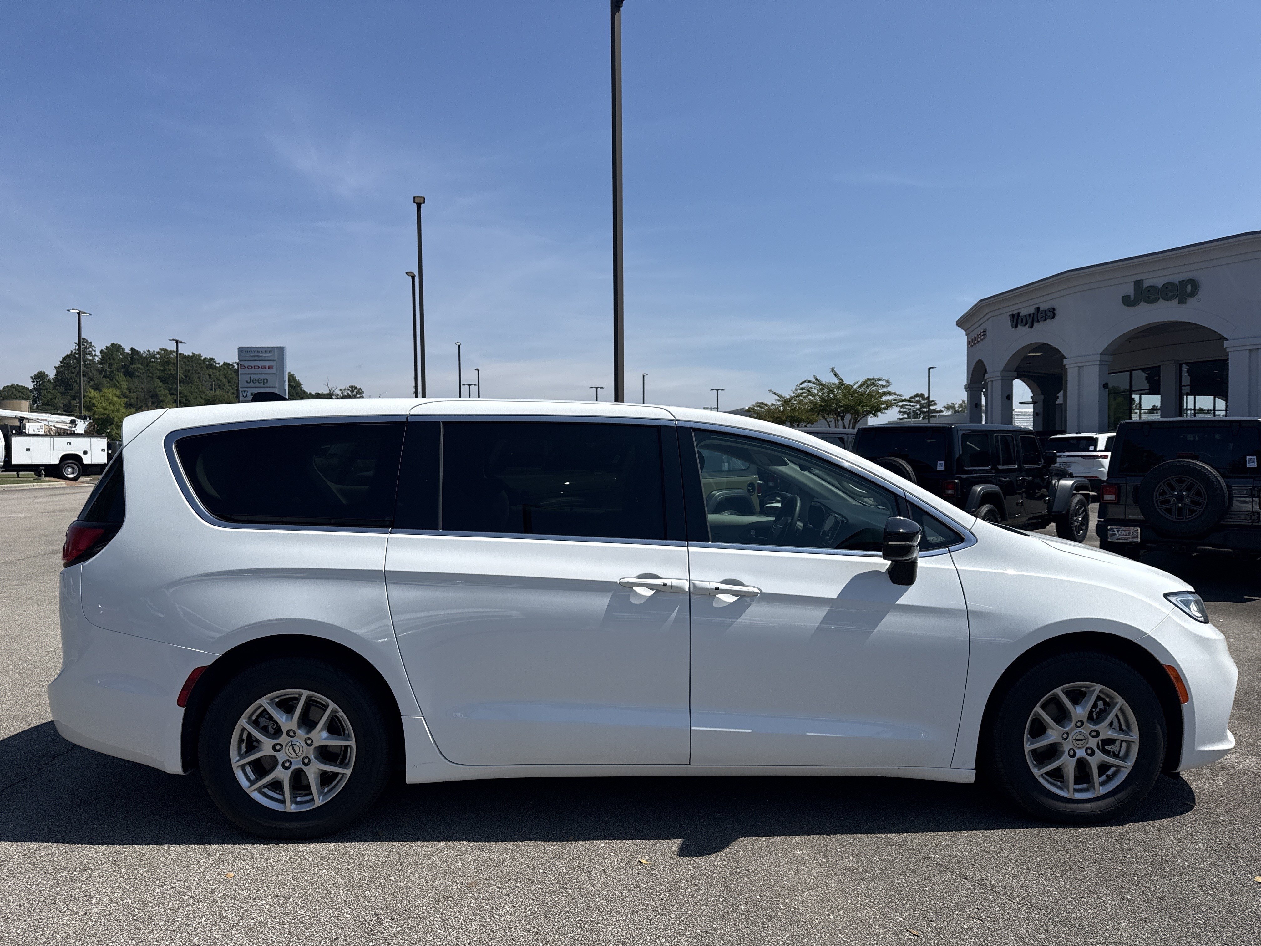 Used 2024 Chrysler Pacifica Touring-L FWD image 8