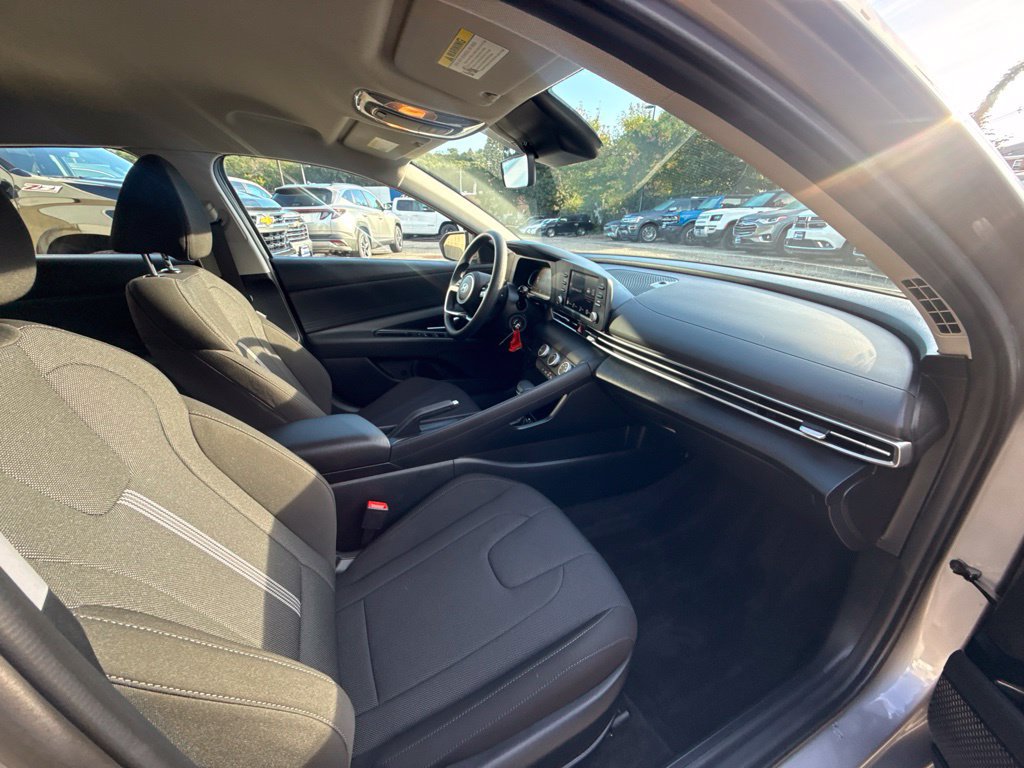Certified 2025 Hyundai Elantra SE FWD image 17