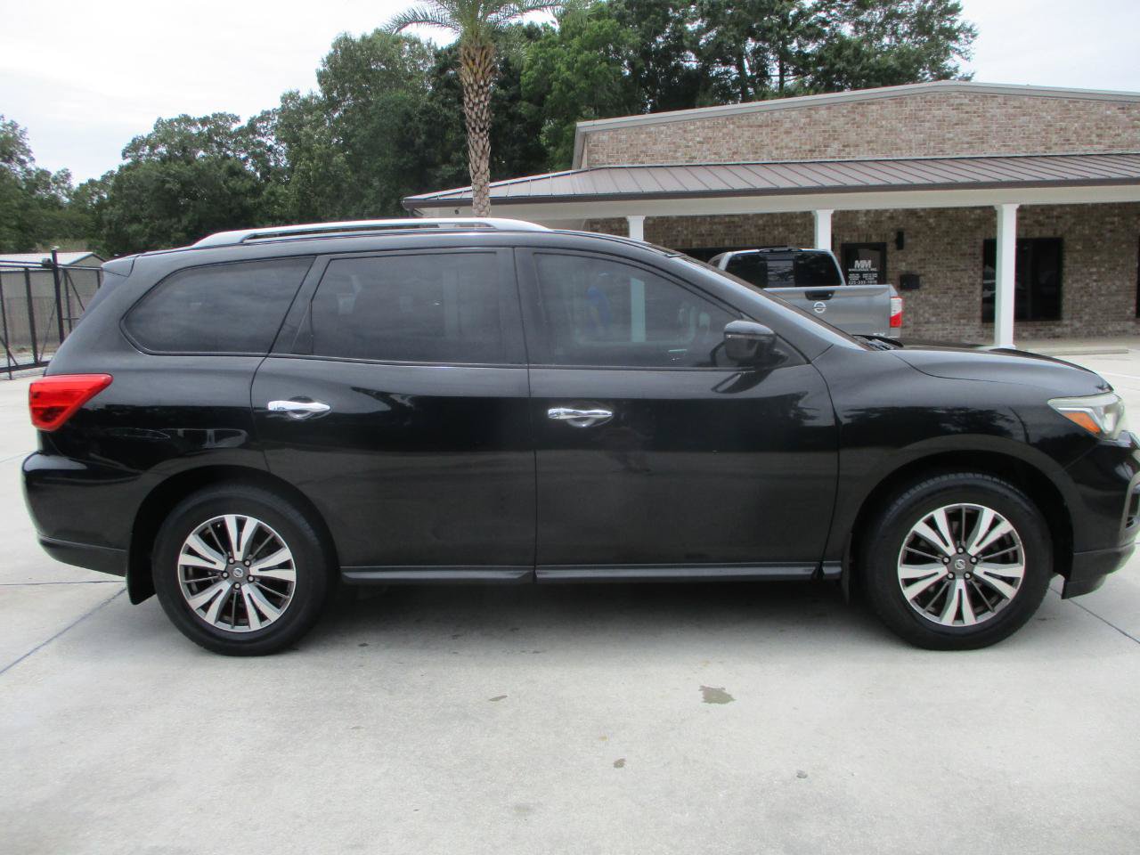 Used 2017 Nissan Pathfinder SV FWD image 23