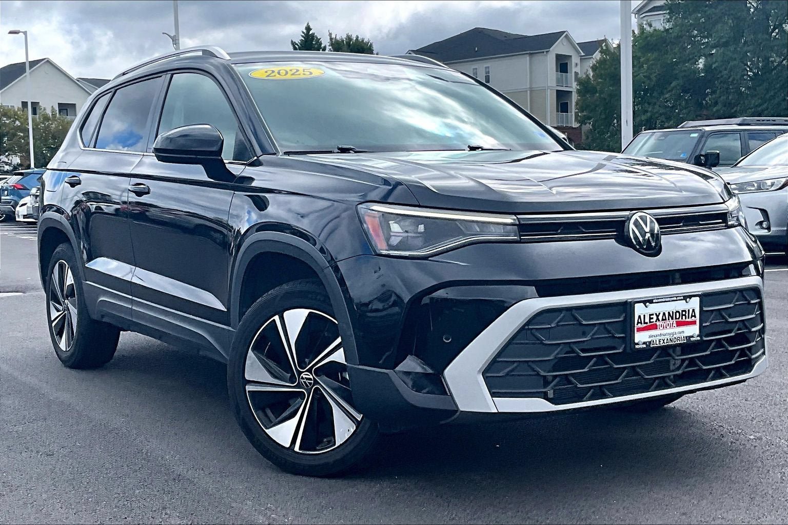 Used 2025 Volkswagen Taos SE AWD/4WD image 2