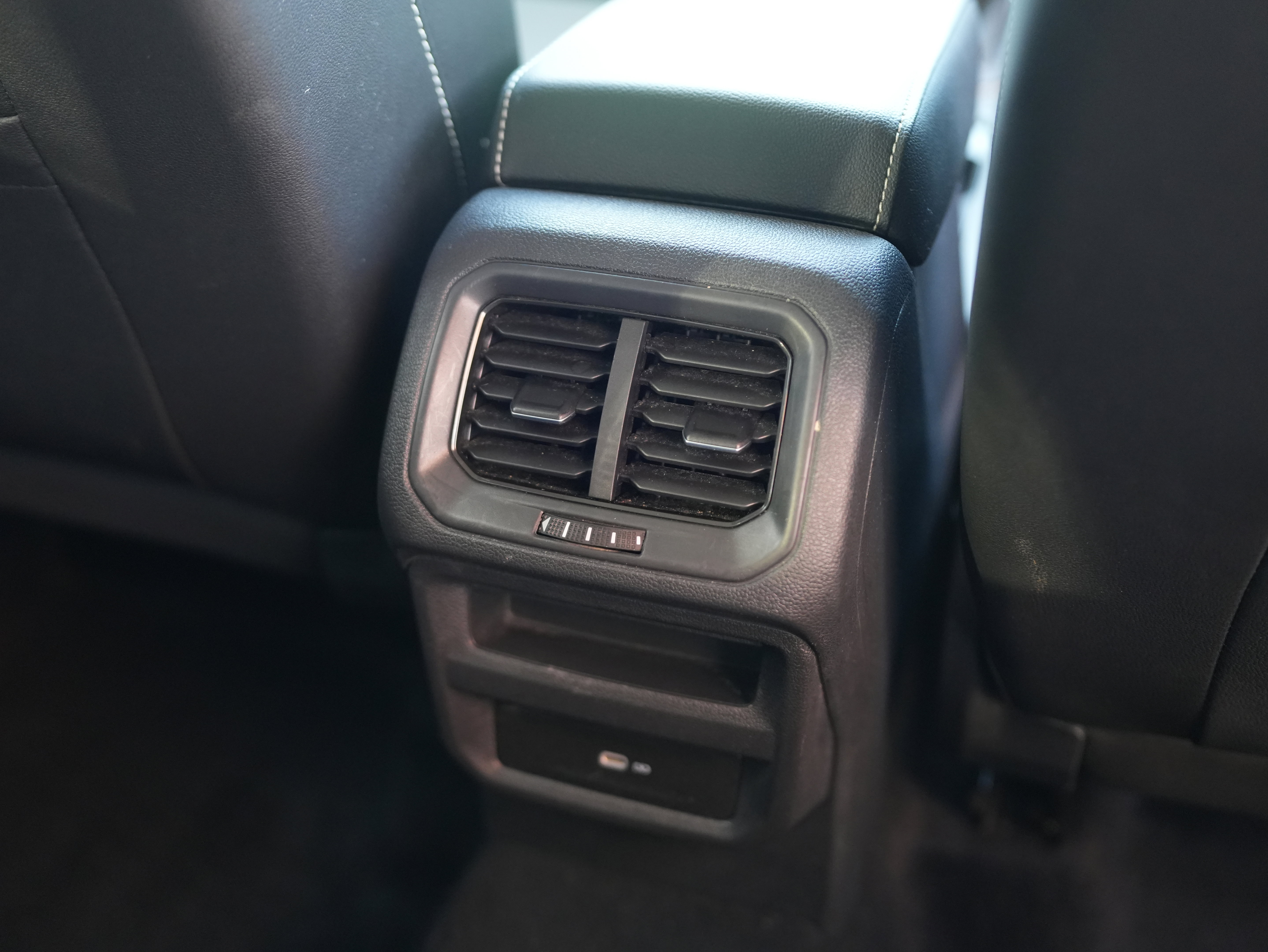 Used 2023 Volkswagen Taos SE w/ Panoramic Sunroof Package image 29