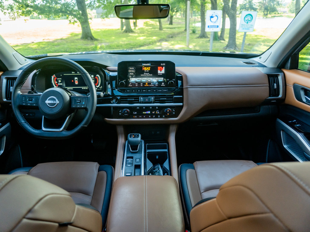 Used 2025 Nissan Pathfinder Platinum FWD image 12