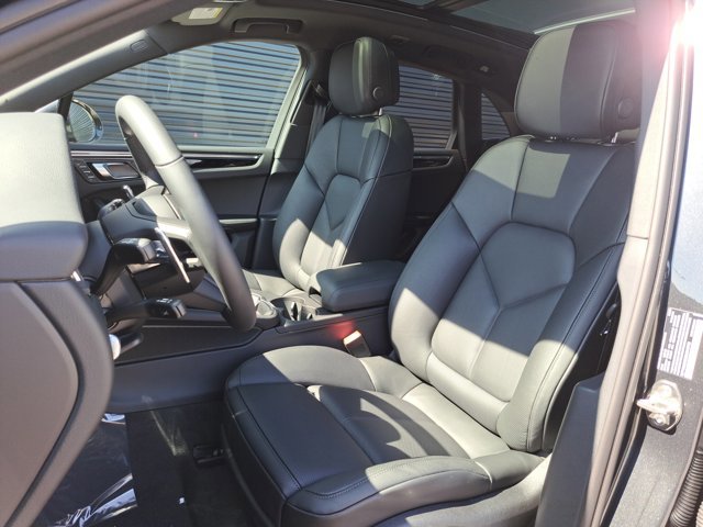 Used 2025 Porsche Macan AWD/4WD image 5