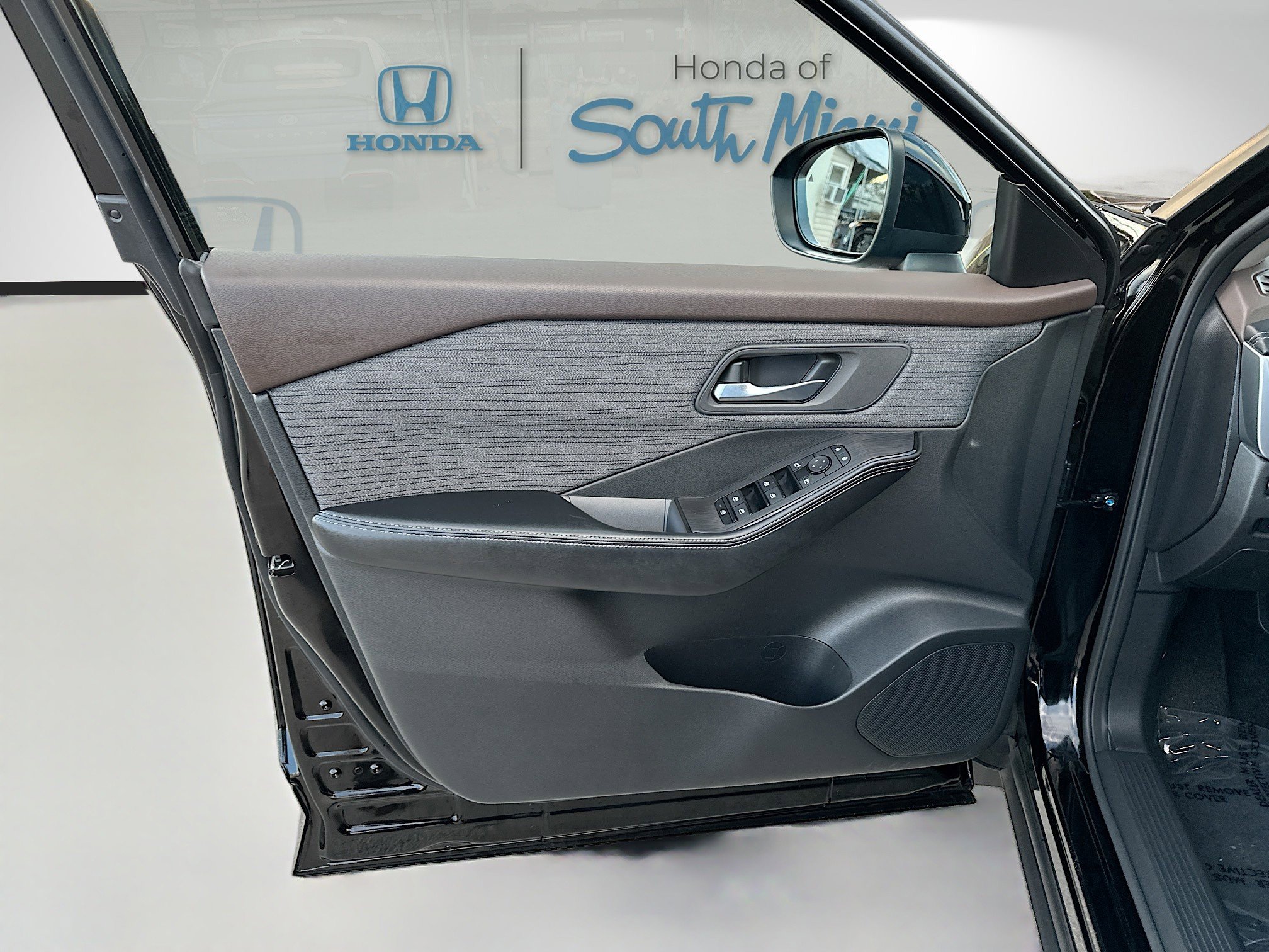 Used 2023 Nissan Rogue SV image 19