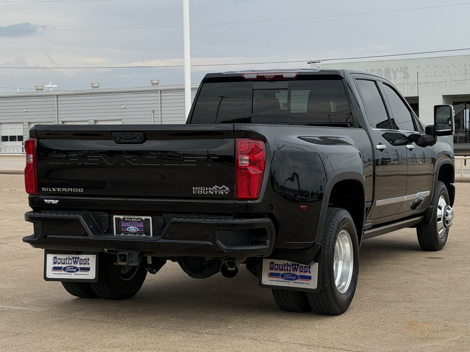 Used 2025 Chevrolet Silverado 3500 High Country w/ Technology Package AWD/4WD image 4